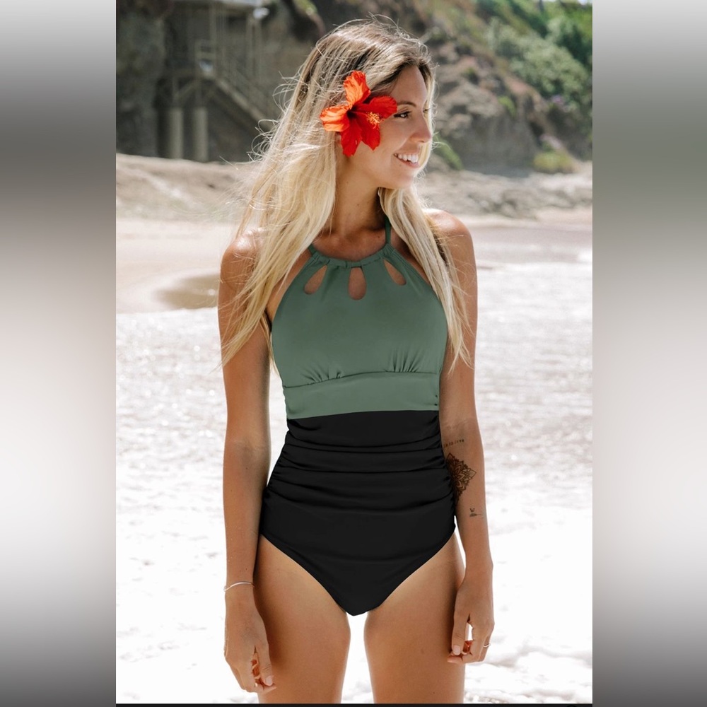 Cupshe Keyhole Tunnelled One Piece
Swimsuit